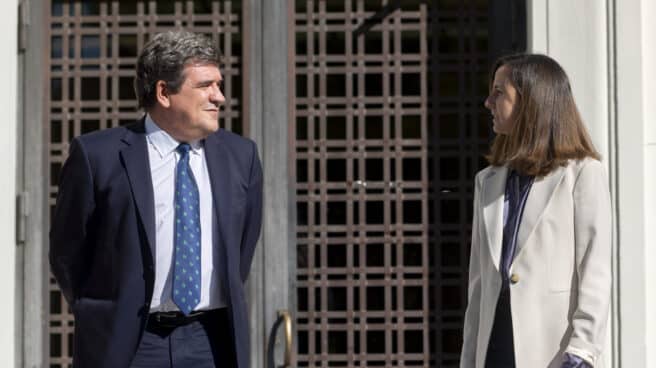 La ministra de Derechos Sociales y Agenda 2030, Ione Belarra, y el ministro de Inclusión, Seguridad Social y Migraciones, José Luis Escrivá, conversan a su llegada a una rueda de prensa para informar de las distintas medidas dirigidas a mejorar la prestación del ingreso mínimo vital.