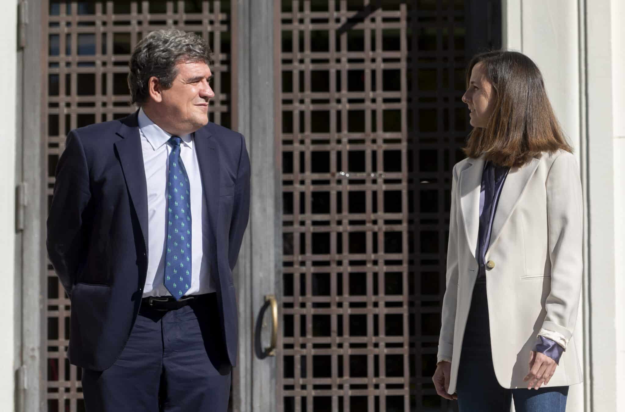 La ministra de Derechos Sociales y Agenda 2030, Ione Belarra, y el ministro de Inclusión, Seguridad Social y Migraciones, José Luis Escrivá, conversan a su llegada a una rueda de prensa para informar de las distintas medidas dirigidas a mejorar la prestación del ingreso mínimo vital.