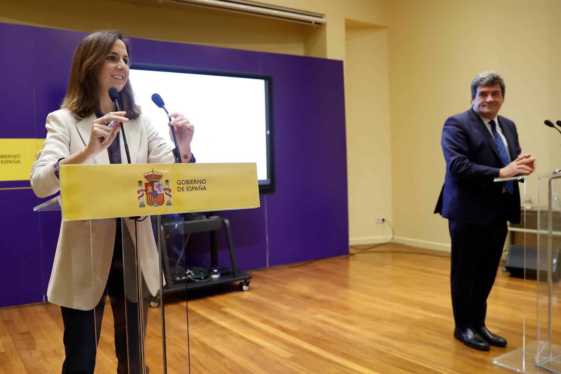 La ministra de Derechos Sociales y Agenda 2030, Ione Belarra, y el ministro de Inclusión, Seguridad Social y Migraciones, José Luis Escrivá, en una rueda de prensa.