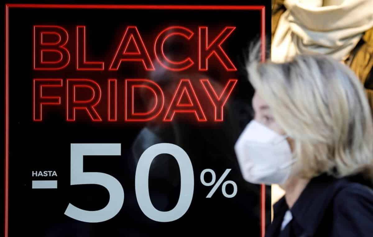 Una persona pasa ante un escaparate con promociones del "Black Friday" en Valencia.