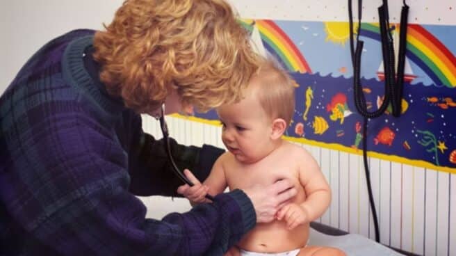 niños-vrs-virus Una pediatra atiende a un bebé en consulta.