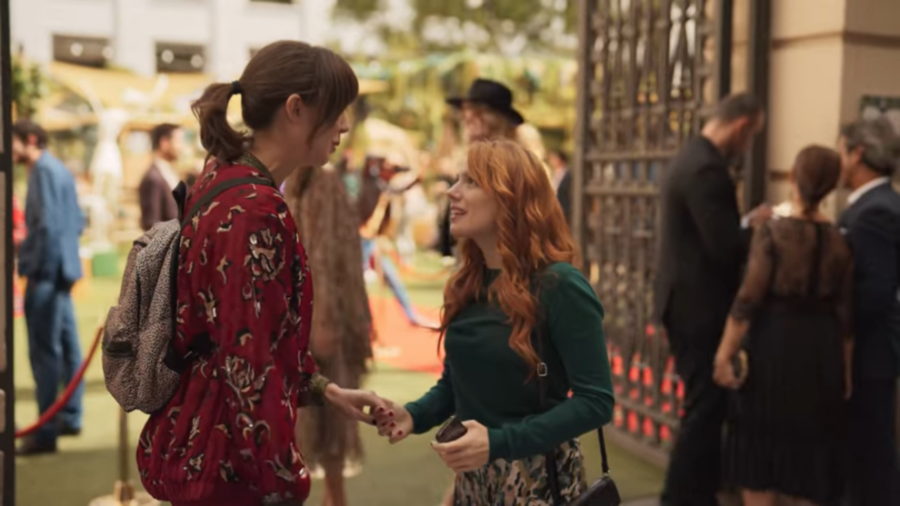 Lola y Valeria en la fiesta en la que Valeria conoce a Adrián en la terraza Bocanegra