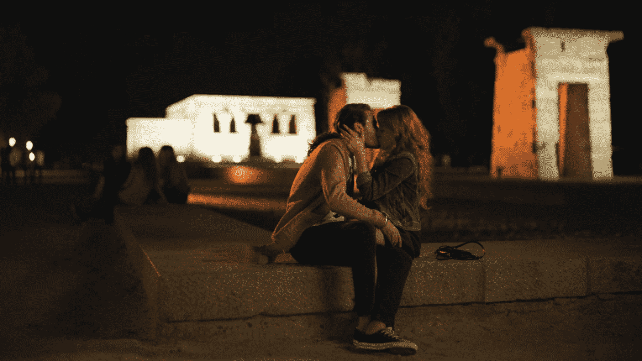 Adrián y Valeria se besan en el Templo de Debod