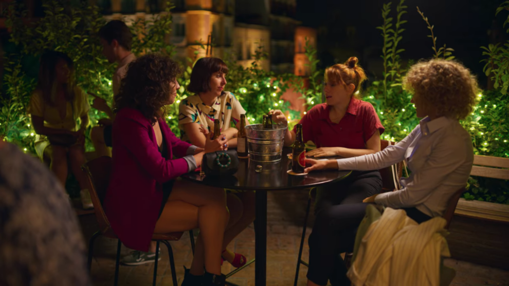 Las cuatro chicas que protagonizan la serie de 'Valeria' se encuentran hablando en una mesa de la terraza del bar 'El Viajero'