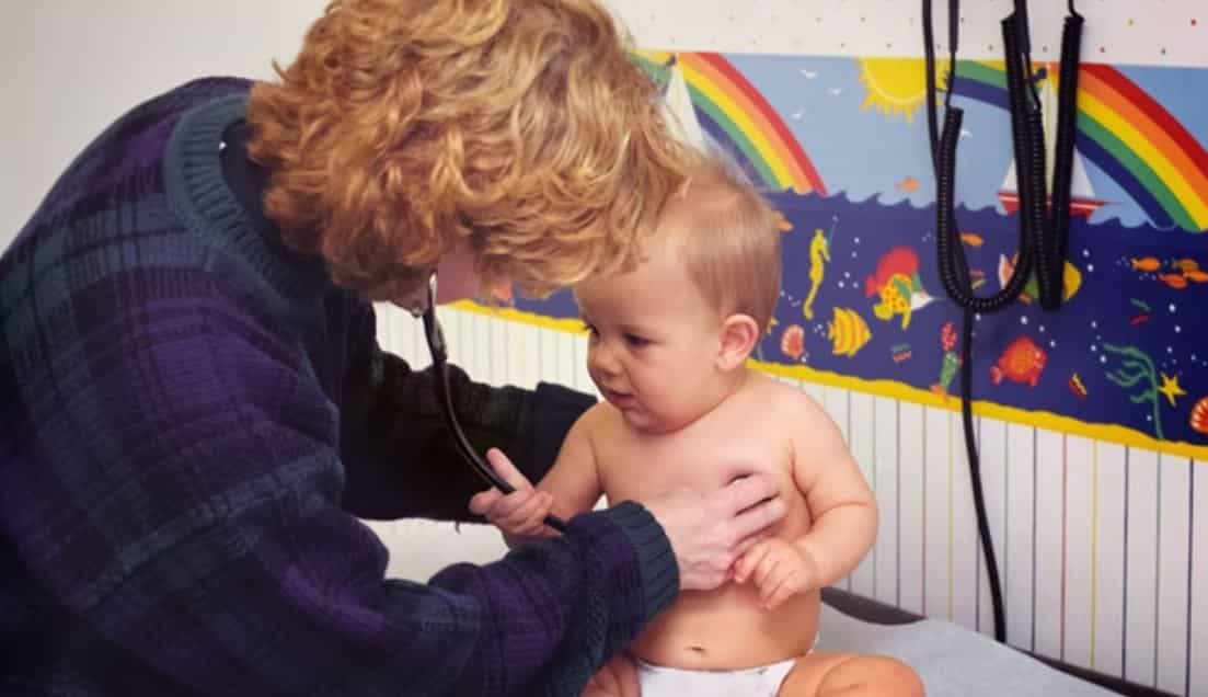 Una pediatra atiende a un bebé en consulta.