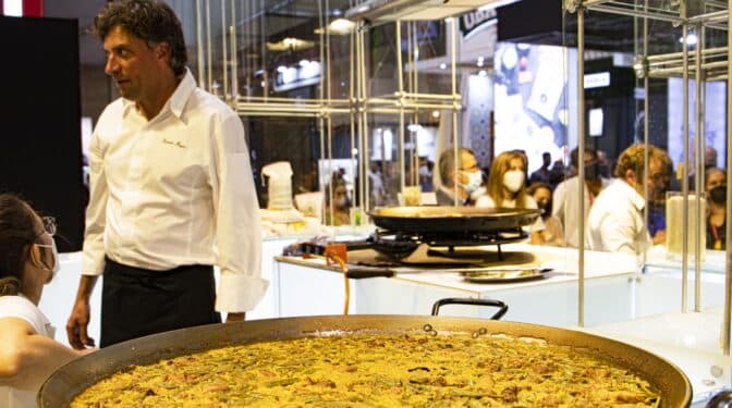 La paella elaborada en el Salón Gourmet durante el acto presentado por Quique Dacosta