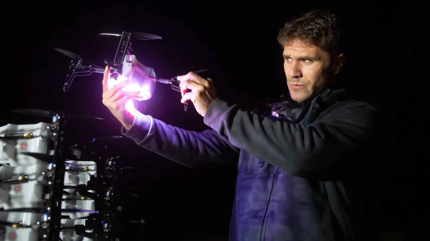 Álvaro Vallés, director de operaciones de la división de entertainment de Umiles durante los preparativos del espectáculo nocturno con un enjambre de 60 drones