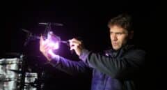 Álvaro Vallés, director de operaciones de la división de entertainment de Umiles durante los preparativos del espectáculo nocturno con un enjambre de 60 drones