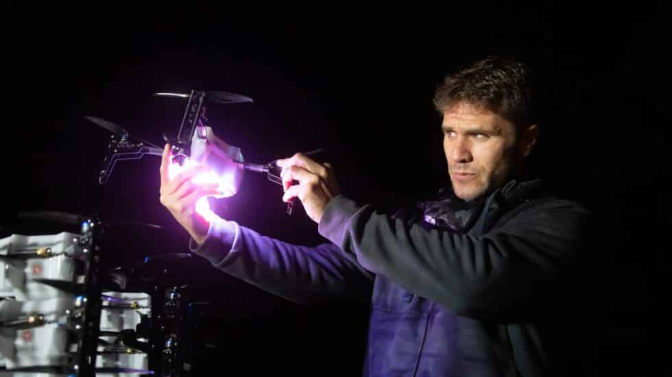 Álvaro Vallés, director de operaciones de la división de entertainment de Umiles durante los preparativos del espectáculo nocturno con un enjambre de 60 drones