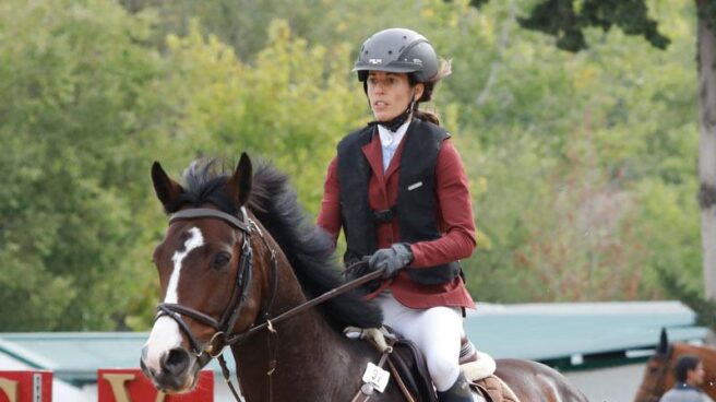 Elena Legarra subida a su caballo
