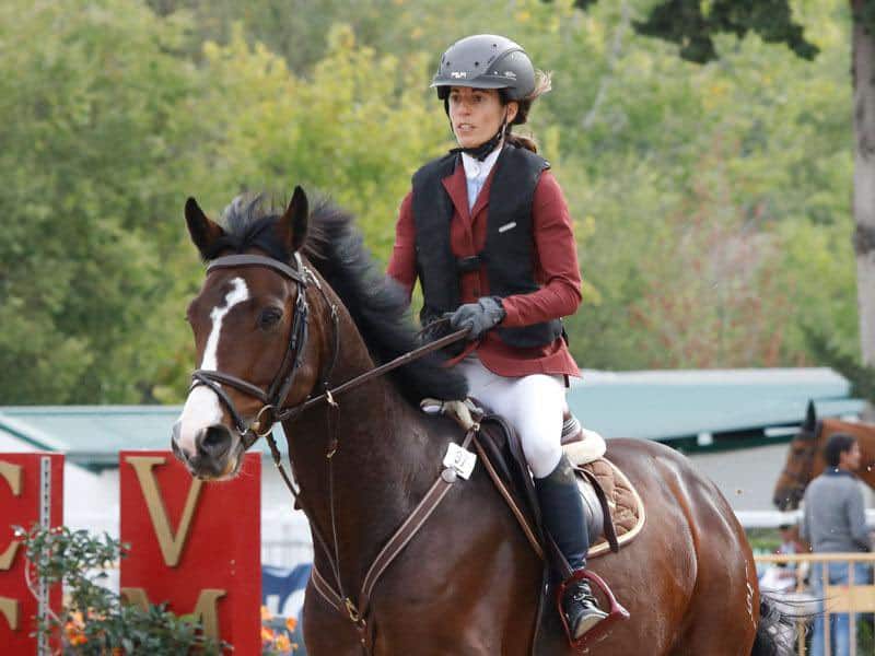 Elena Legarra subida a su caballo