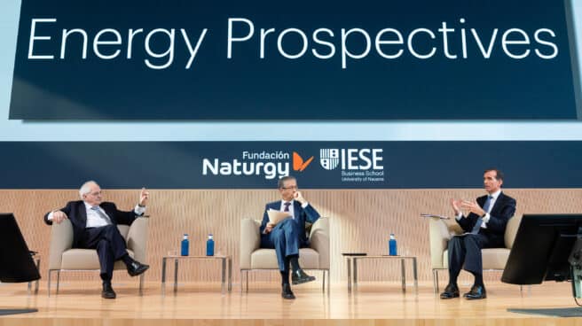 Invitados por Fundación Naturgy y el IESE, el gobernador del Banco de España y el analista jefe del ‘Financial Times’ han debatido sobre los riesgos financieros del cambio climático y las medidas económicas para afrontarlo