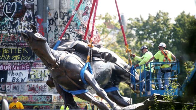 El liberalismo del siglo XXI condena a los líderes sureños esclavistas La estatua del general Lee, derribda en Richmond
