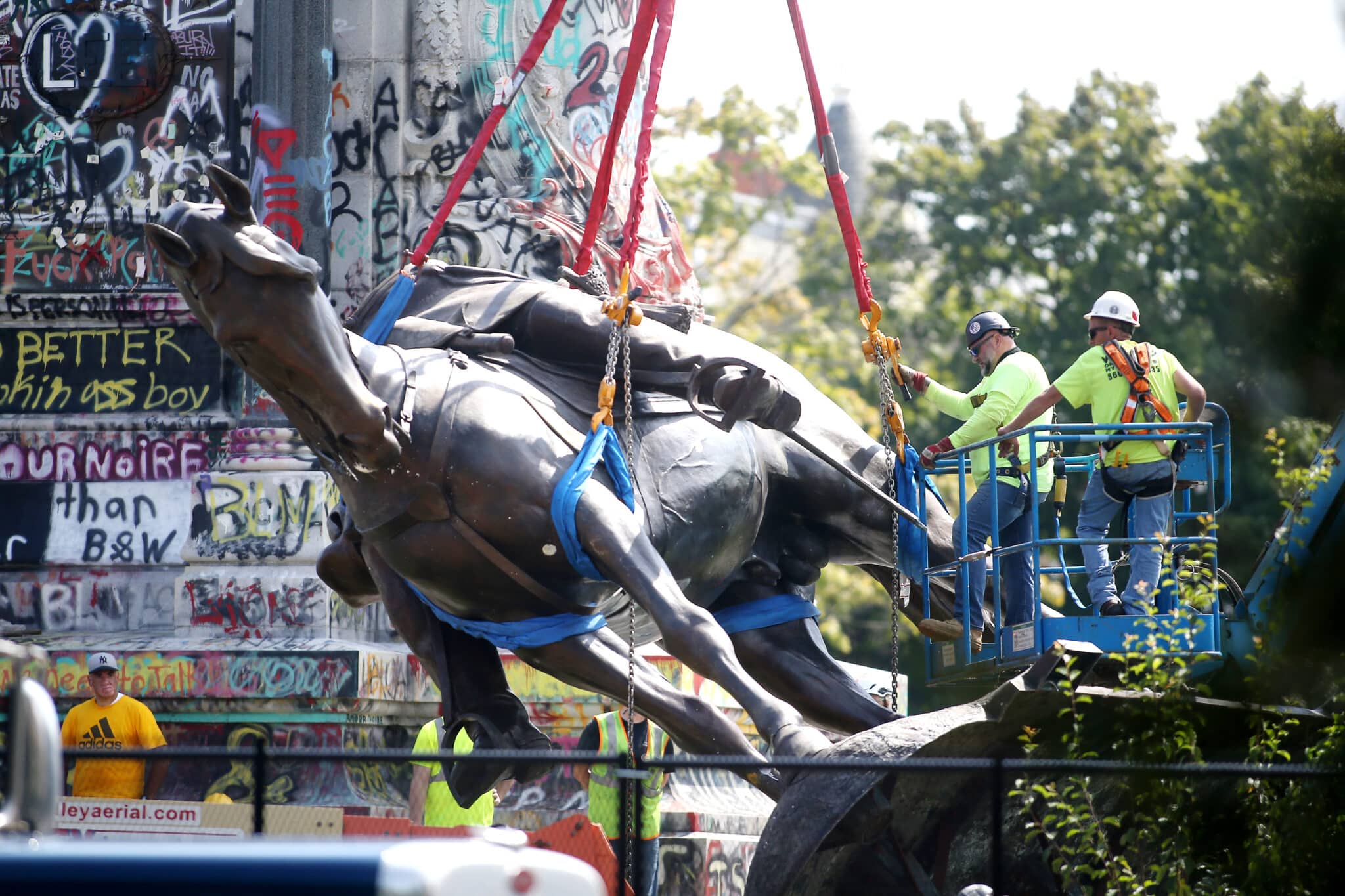 La estatua del general Lee, derribda en Richmond