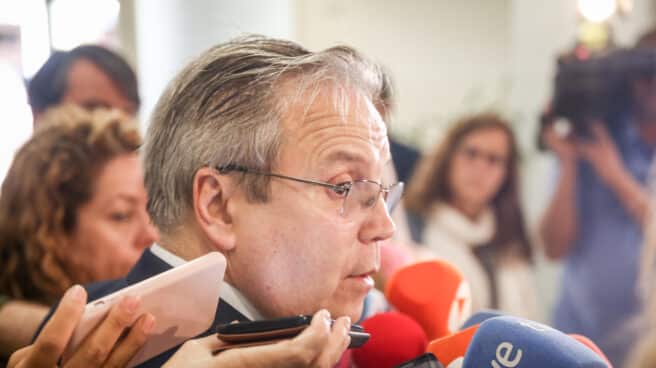 El concejal socialista Antonio Miguel Carmona ofrece declaraciones a los medios en el Edificio de Grupos del Ayuntamiento de Madrid.