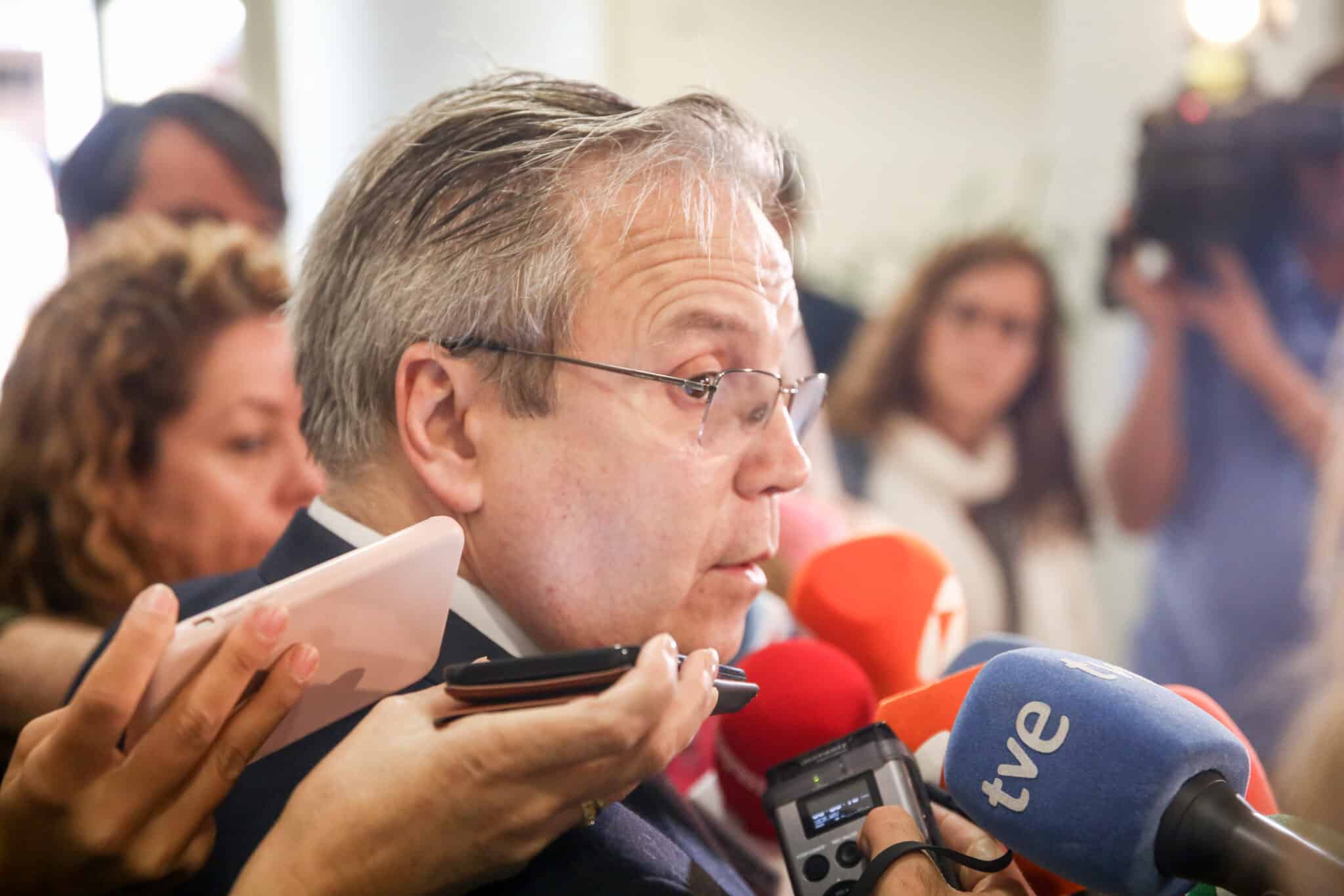 El concejal socialista Antonio Miguel Carmona ofrece declaraciones a los medios en el Edificio de Grupos del Ayuntamiento de Madrid.