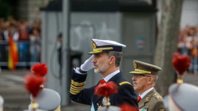 El rey Felipe VI saluda a las tropas durante el desfile militar por el Día de la Fiesta Nacional, en Madrid a 12 de octubre de 2019.