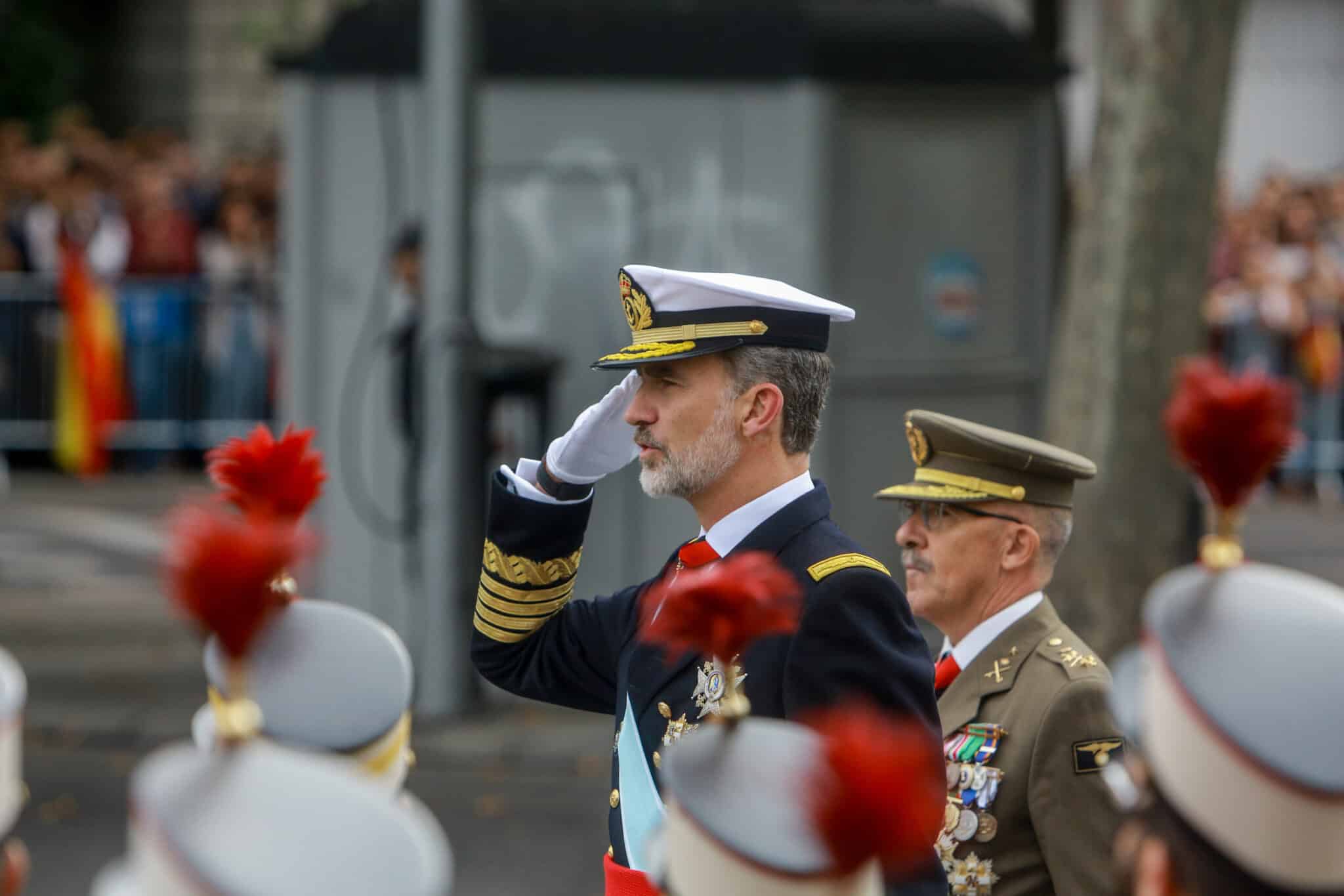 El rey Felipe VI saluda a las tropas durante el desfile militar por el Día de la Fiesta Nacional, en Madrid a 12 de octubre de 2019.