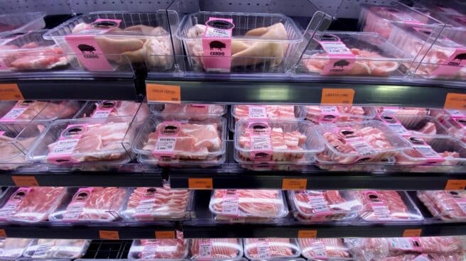 Neveras con carne envasada en la sección de carnicería de un supermercado.
