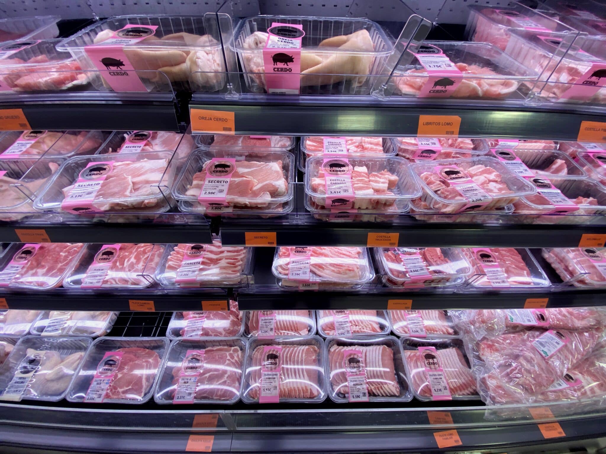 Neveras con carne envasada en la sección de carnicería de un supermercado.