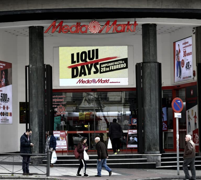 Ropa, neveras o pintura: las empresas reordenan su logística por el atasco del comercio mundial