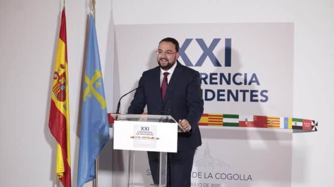 El presidente de Asturias, Adrián Barbón, comparece ante los medios de comunicación en la Sala San Millán del monasterio de Yuso tras la XXI Conferencia de Presidentes en San Millán de la Cogolla, La Rioja (España), a 31 de julio de 2020. La Conferencia de Presidentes busca el consenso para el reparto de los fondos de recuperación europeos por la crisis del coronavirus.