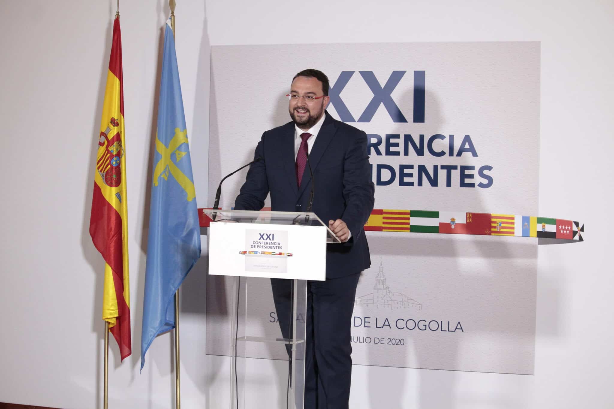 El presidente de Asturias, Adrián Barbón, comparece ante los medios de comunicación en la Sala San Millán del monasterio de Yuso tras la XXI Conferencia de Presidentes en San Millán de la Cogolla, La Rioja (España), a 31 de julio de 2020. La Conferencia de Presidentes busca el consenso para el reparto de los fondos de recuperación europeos por la crisis del coronavirus.