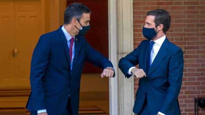 El presidente del Gobierno, Pedro Sánchez y el presidente del PP, Pablo Casado, se saludan con el codo en el Palacio de Moncloa