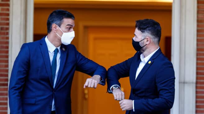 El presidente del Gobierno, Pedro Sánchez (i) y el portavoz de Esquerra Republicana (ERC) en el Congreso, Gabriel Rufián.