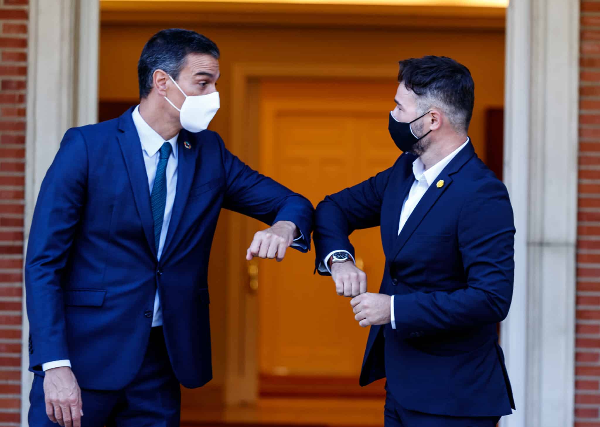 El presidente del Gobierno, Pedro Sánchez (i) y el portavoz de Esquerra Republicana (ERC) en el Congreso, Gabriel Rufián.