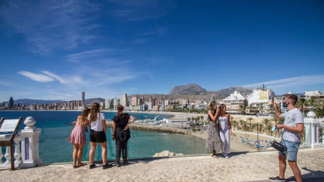 Varias personas disfrutan en un mirador de Benidorm/ Europa Press.