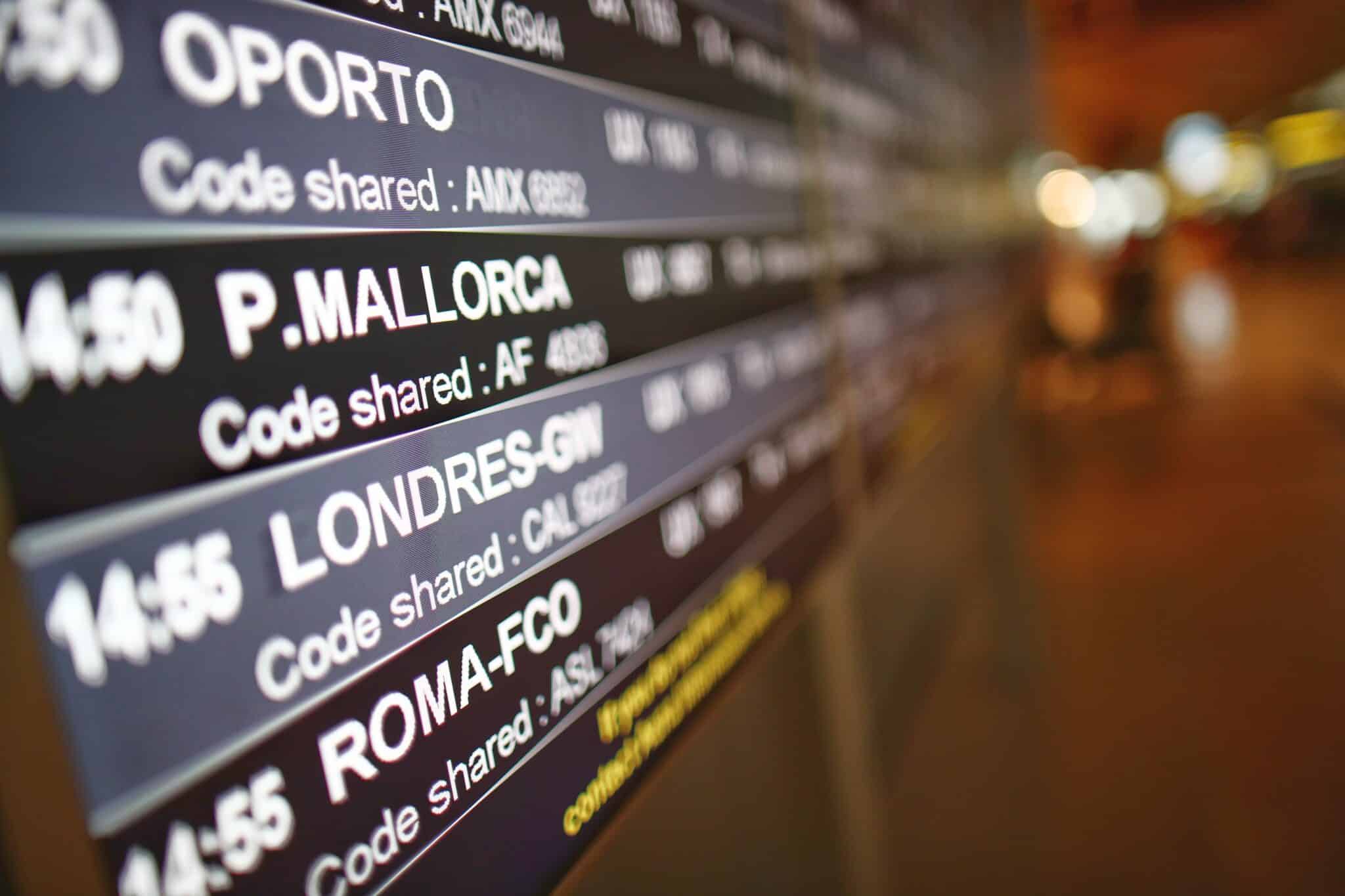 Un panel de vuelo en la terminal T4 del Aeropuerto Adolfo Suárez Madrid-Barajas.