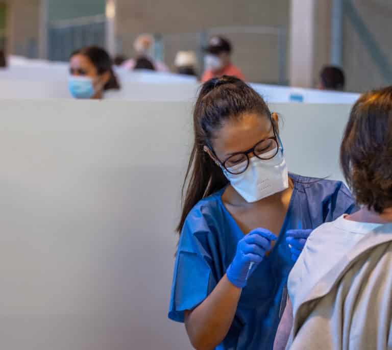 Sanidad amplía  la tercera dosis a los mayores de 40 años