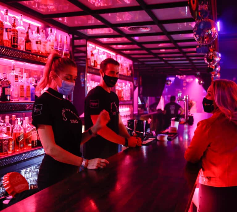 Cataluña reabrirá los interiores del ocio nocturno este viernes con certificado Covid