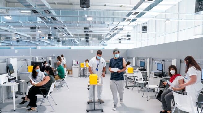 Enfermeros y pacientes en las instalaciones del Hospital público de emergencias Enfermera Isabel Zendal, a 28 de junio de 2021, en Madrid, (España). A partir de hoy este hospital va a comenzar a vacunar contra el Covid-19, 24 horas al día, a través del sistema de autocitación. En el recinto se pondrán en torno a 150.000 vacunas a la semana de manera ininterrumpida.