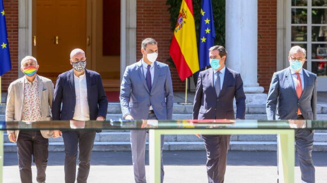 Pedro Sánchez, junto a los líderes sindicales y empresariales.