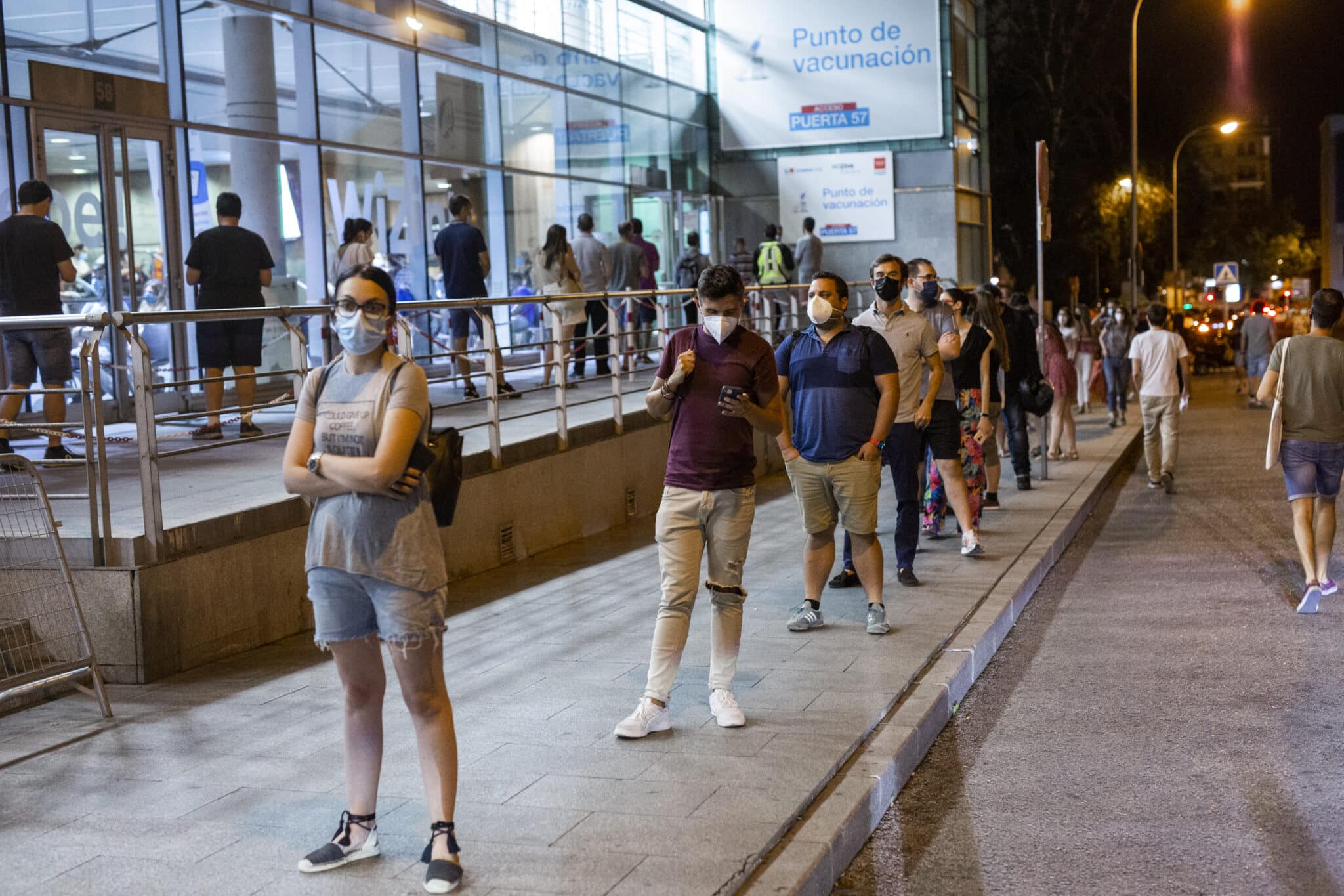 Gente haciendo cola en el vacunódromo establecido en el Wizink Center de Madrid para la vacunación Covid.