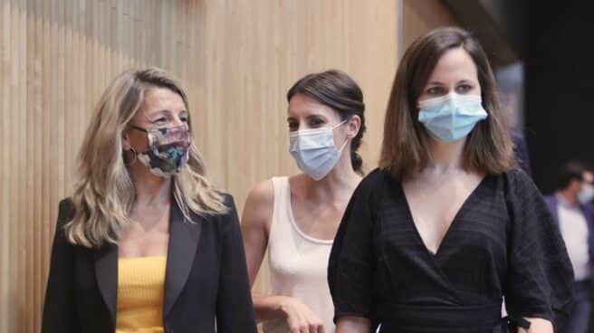 La vicepresidenta segunda del Gobierno y ministra de Trabajo y Economía Social, Yolanda Díaz; la ministra de Igualdad, Irene Montero y la ministra de Derechos Sociales, Ione Belarra.