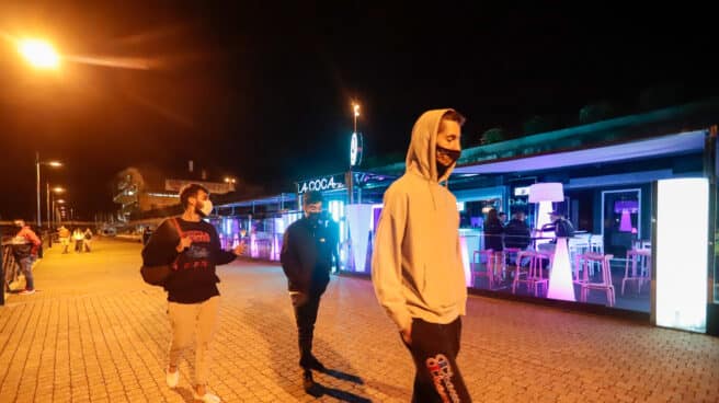 Galicia estrena nuevas medidas para la hostelería y el ocio nocturno en las zonas con más riesgo Jóvenes pasean por una zona de locales de ocio nocturno