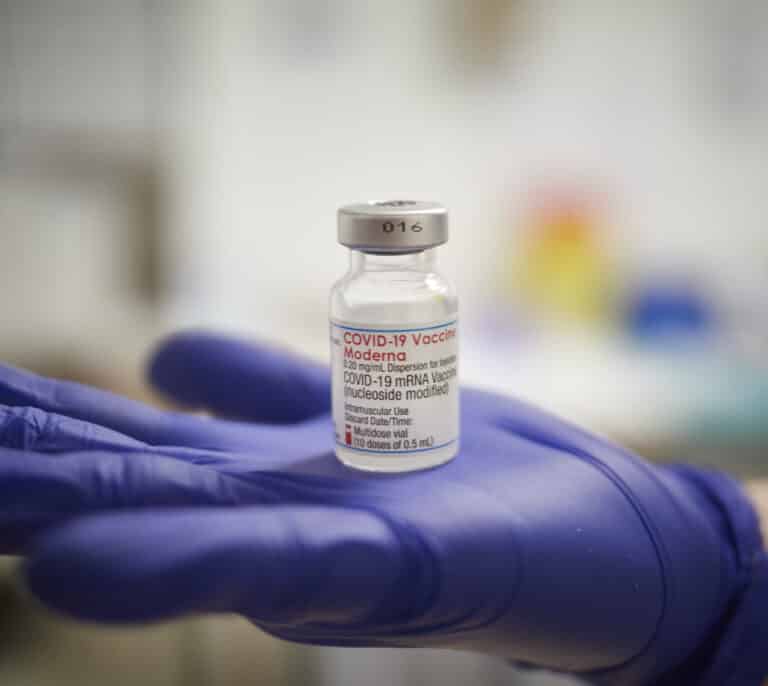 La EMA da su visto bueno a una tercera dosis de Moderna ocho meses después de la segunda