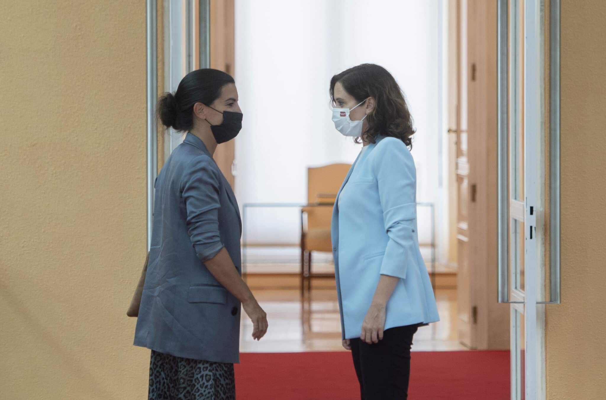 La presidenta de la Comunidad de Madrid, Isabel Díaz Ayuso (d), conversa con la portavoz de Vox en la Asamblea, Rocío Monasterio (i).