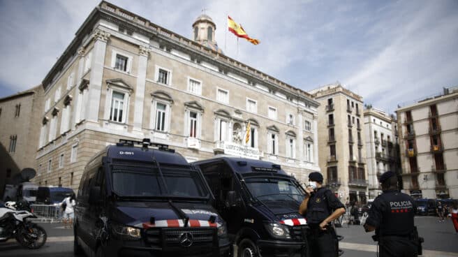 Detenidos cuatro mossos por cohecho, robo con fuerza y revelación de secretos Dos furgones y agentes de los Mossos d'Esquadra en un dispositivo de seguridad