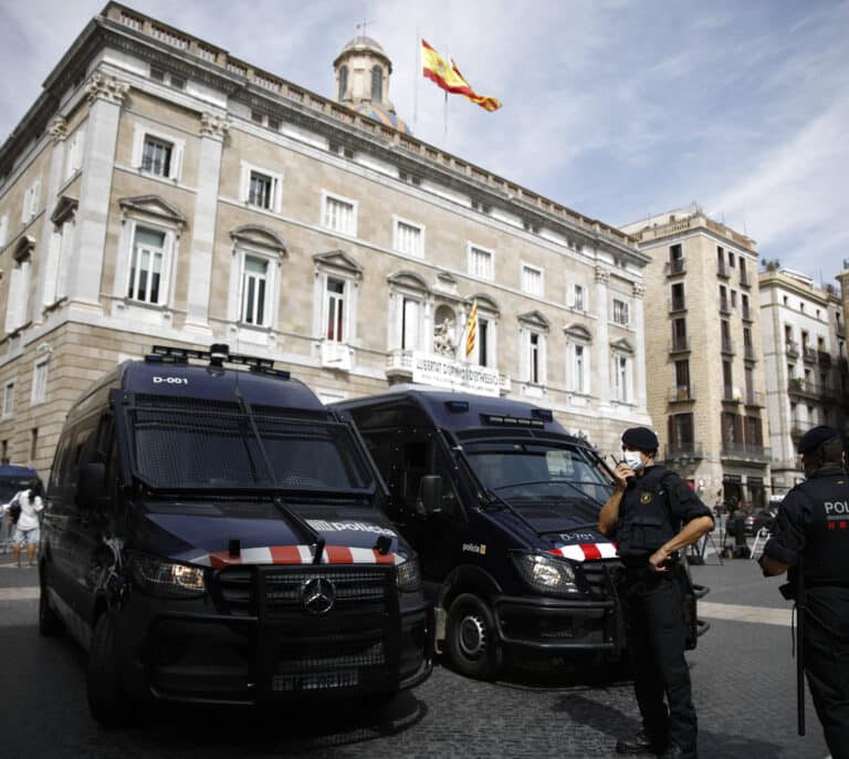 Detenidos cuatro mossos por cohecho, robo con fuerza y revelación de secretos