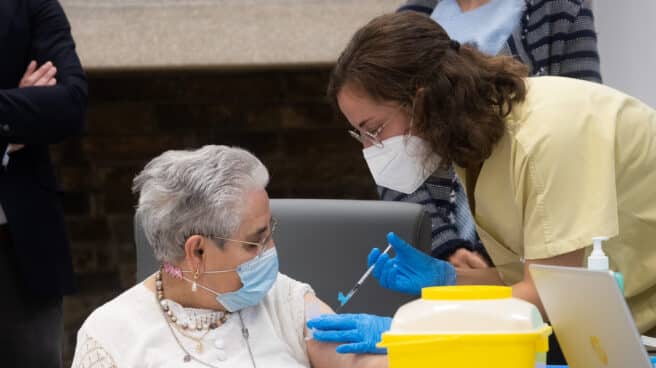 Los ancianos de residencias reciben la tercera dosis de la vacuna del Covid.