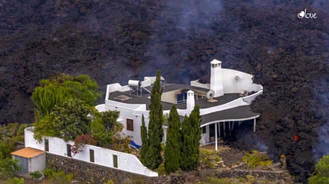 Una casa momentos antes de ser destrozada por la lava del volcán de La Palma