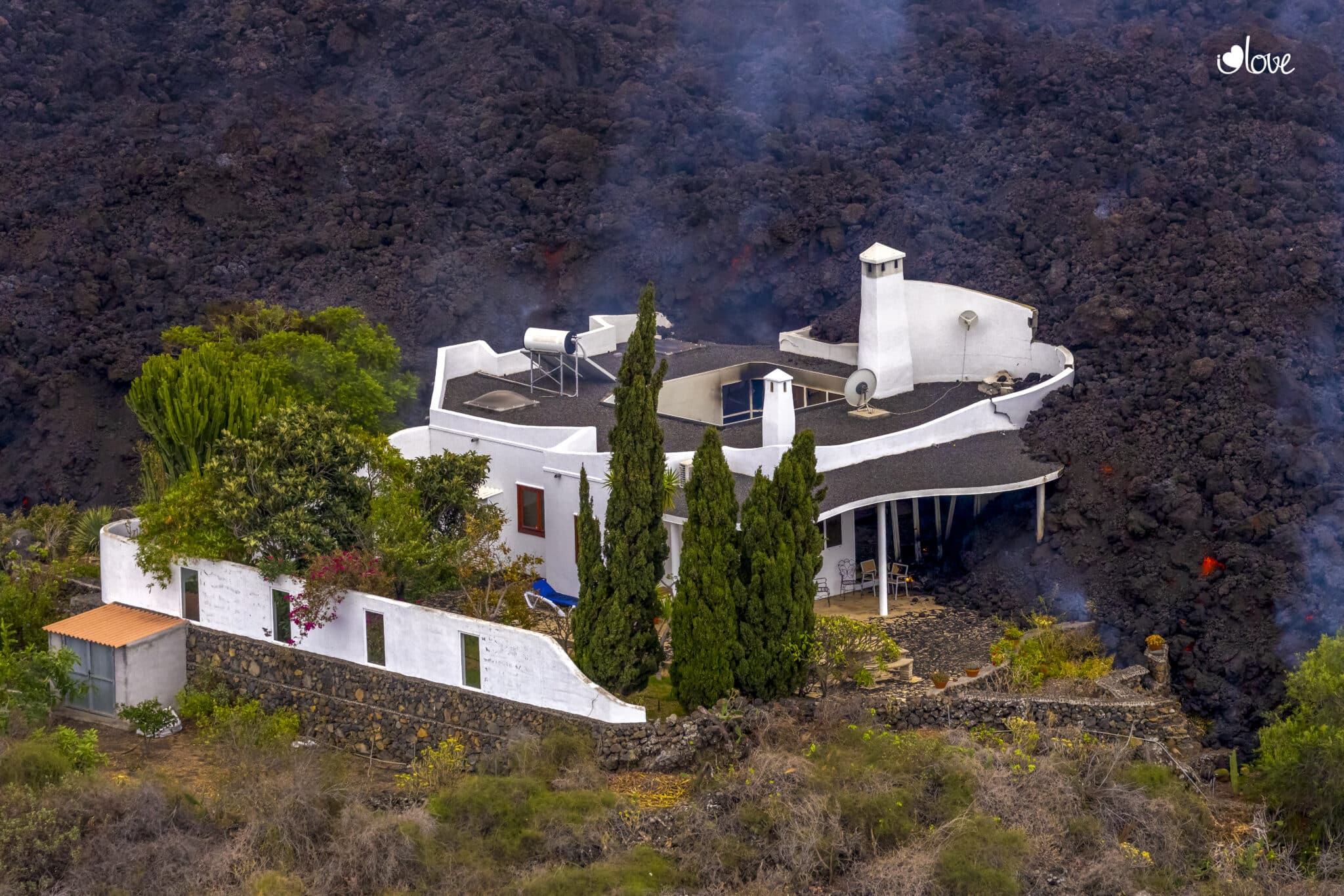 Una casa momentos antes de ser destrozada por la lava del volcán de La Palma