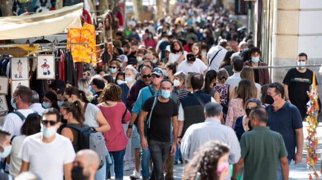 Visitantes pasean por El Rastro
