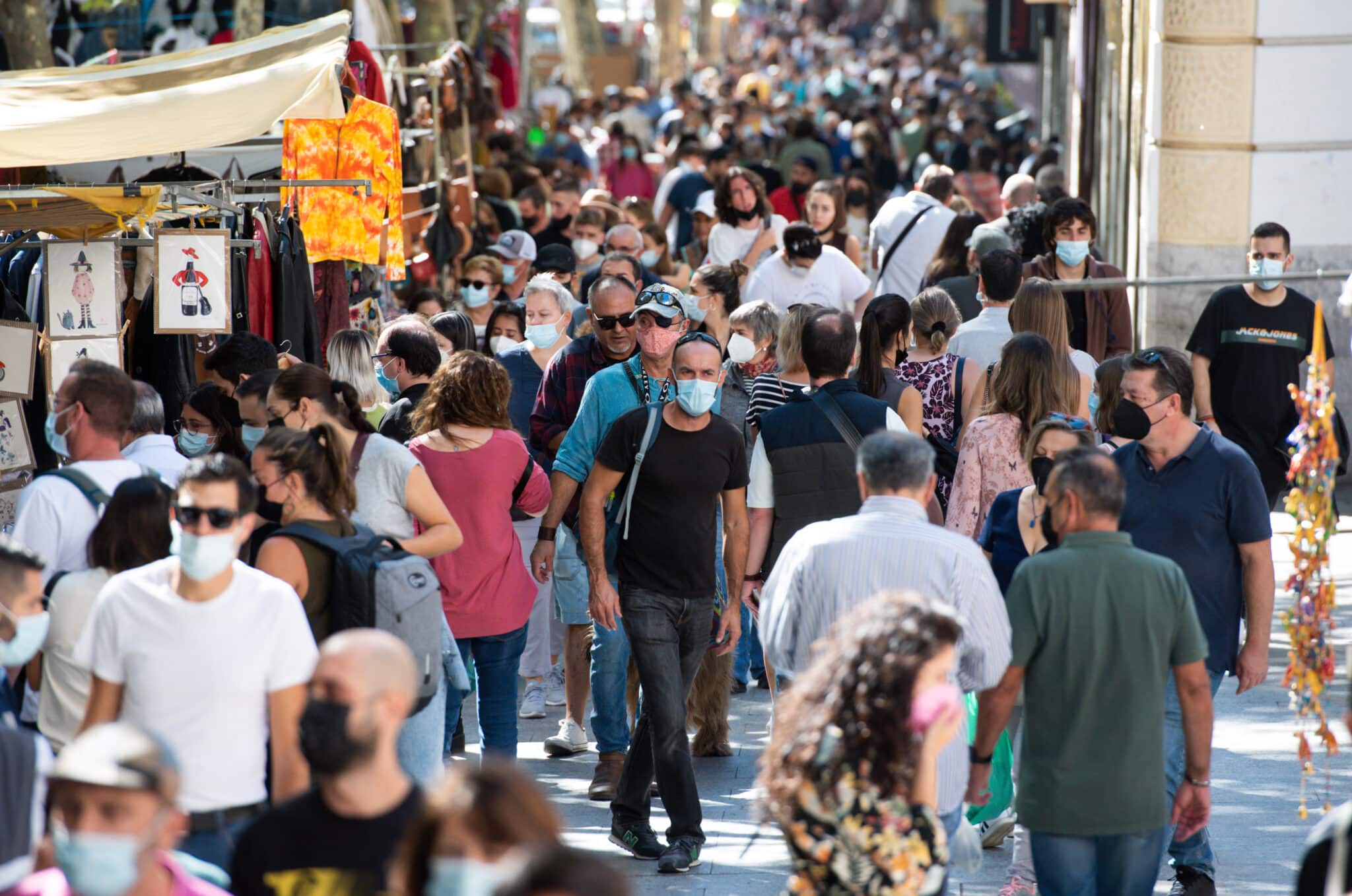 Visitantes pasean por El Rastro