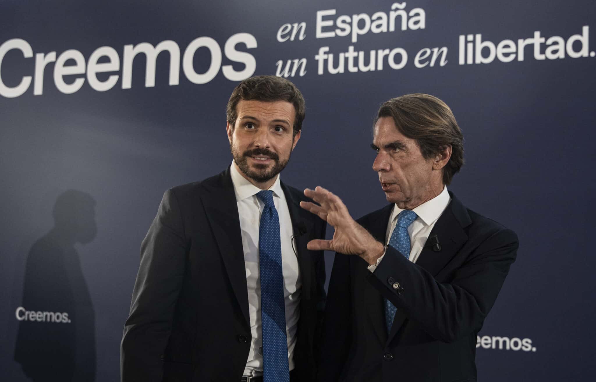El presidente del PP, Pablo Casado (d), y del expresidente del Gobierno José María Aznar (i).
