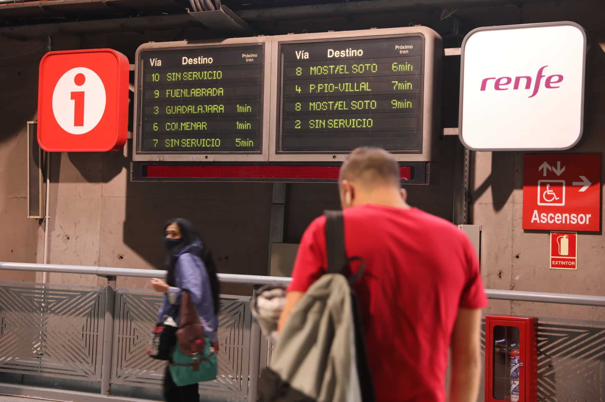 Pasajeros en la estación de Atocha (Madrid).